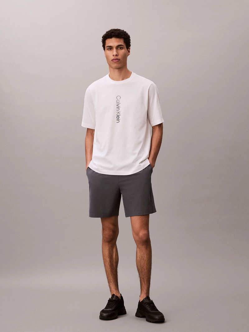 POLERA DEPORTIVA CON GRAFICO DE LOGO VERTICAL - 2