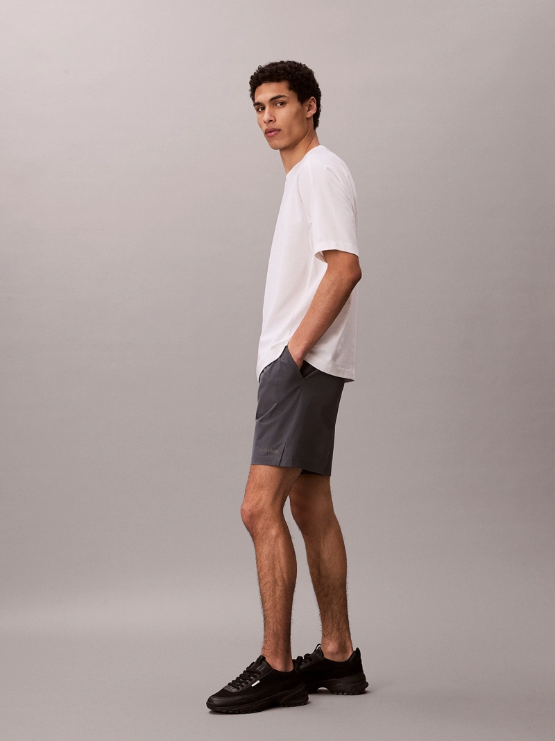 POLERA DEPORTIVA CON GRAFICO DE LOGO VERTICAL - 4