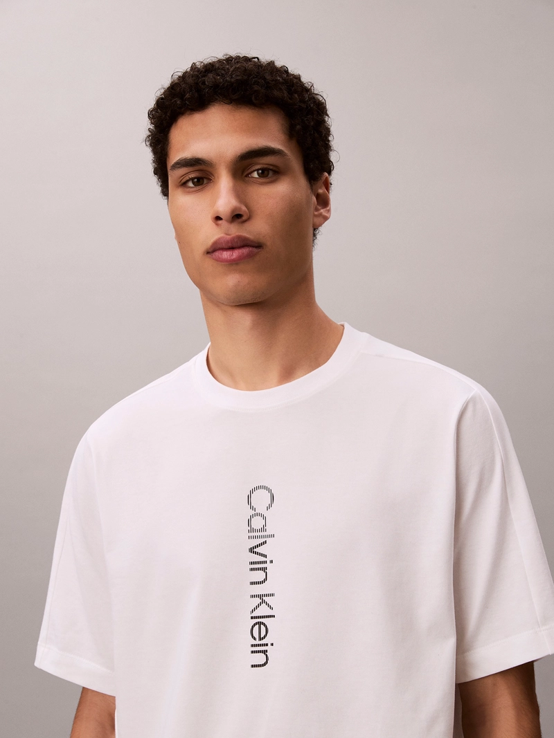 POLERA DEPORTIVA CON GRAFICO DE LOGO VERTICAL - 6