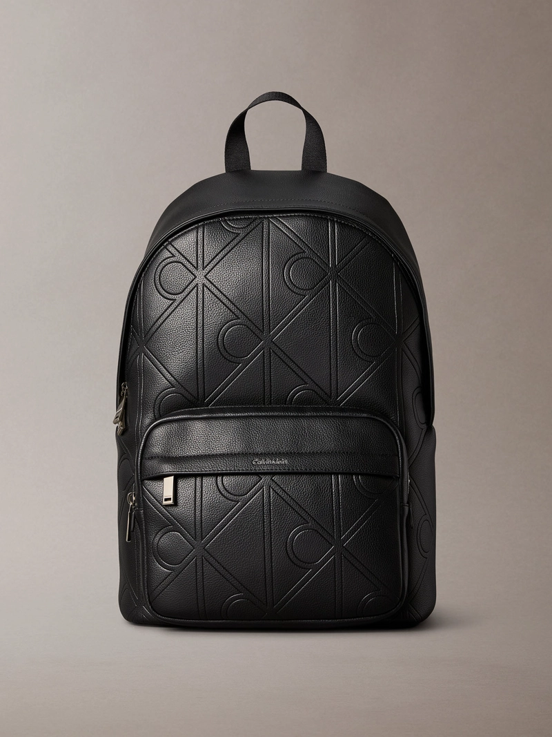 MOCHILA SLIM CUADRADA CON EMBLEMA - 1