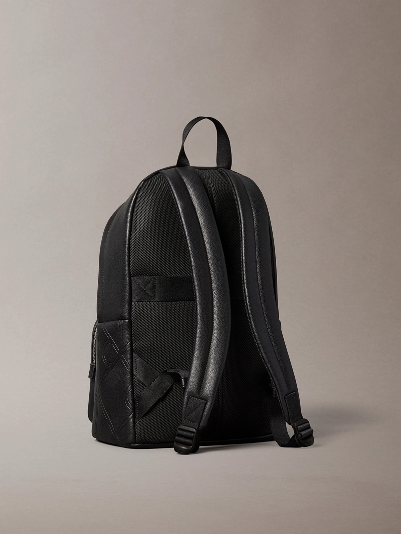 MOCHILA SLIM CUADRADA CON EMBLEMA - 2