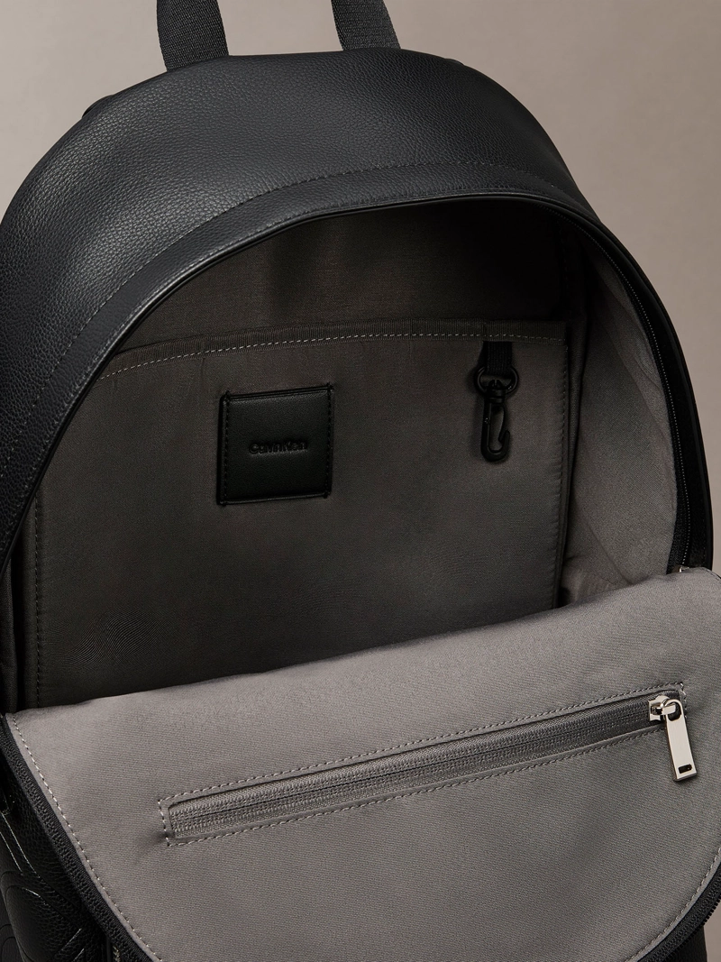 MOCHILA SLIM CUADRADA CON EMBLEMA - 3