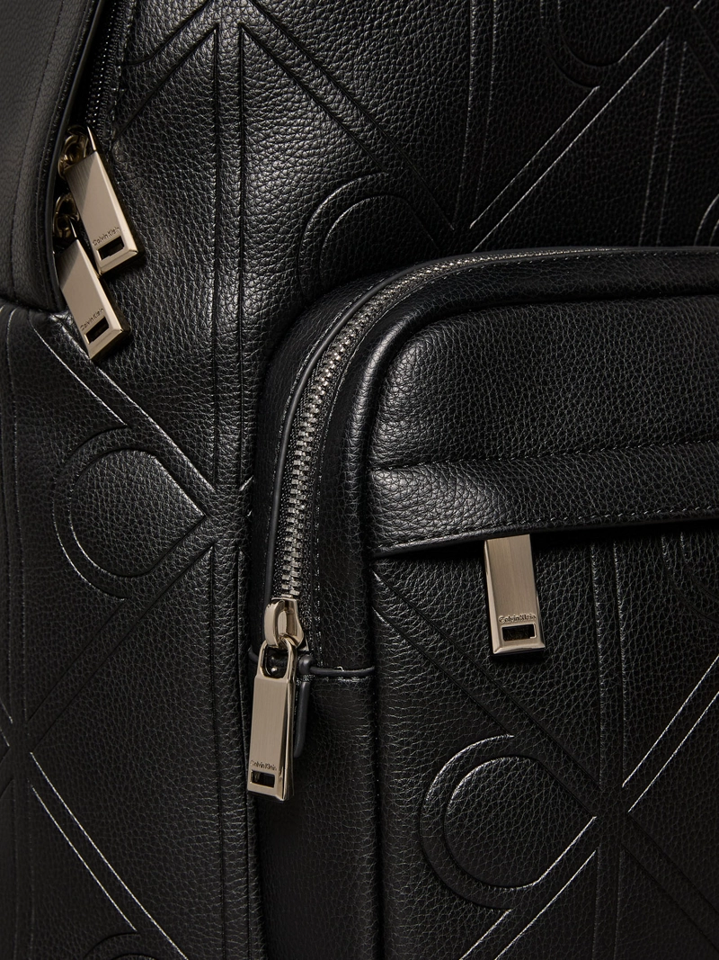MOCHILA SLIM CUADRADA CON EMBLEMA - 4