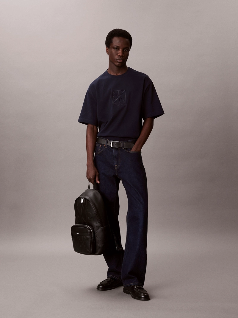 MOCHILA SLIM CUADRADA CON EMBLEMA - 5