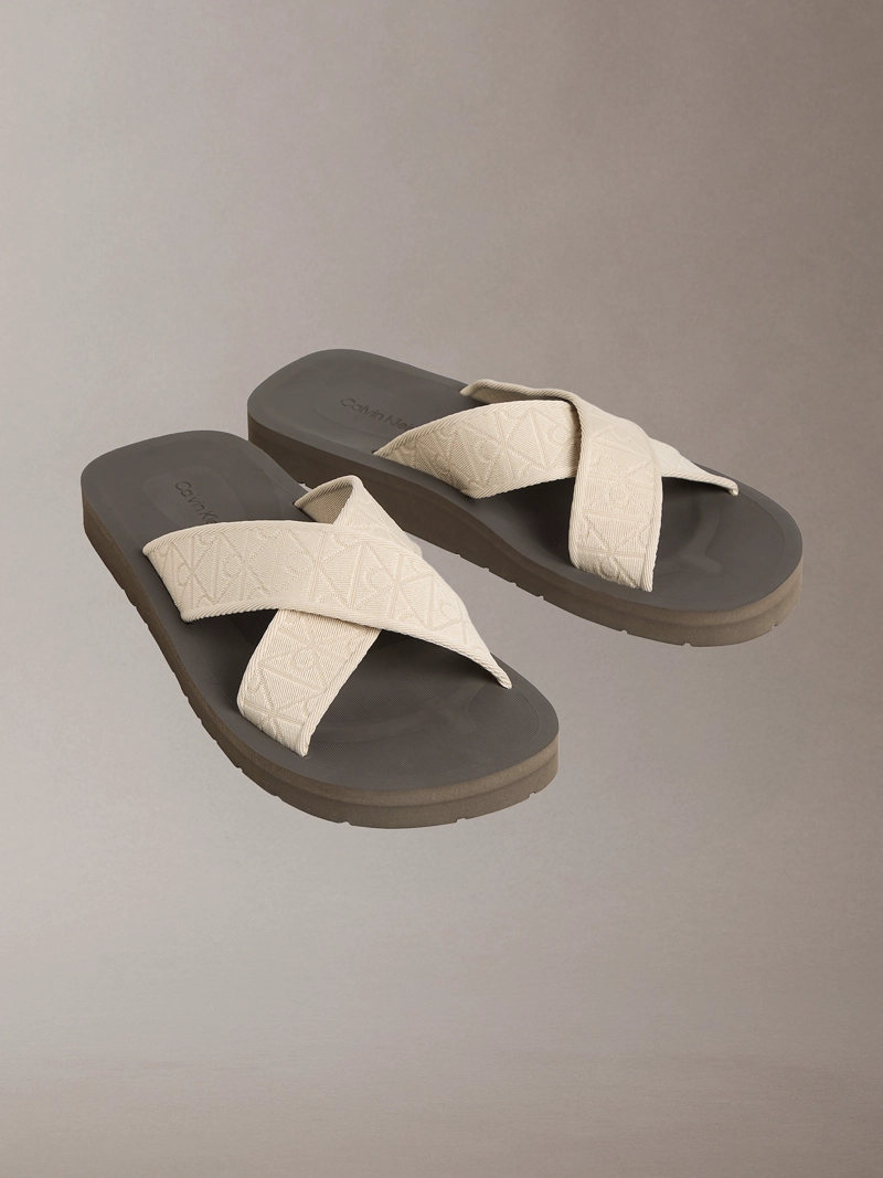 SANDALIAS DE TIRAS CRUZADAS CON ESTAMPADO DE EMBLEMA - 1