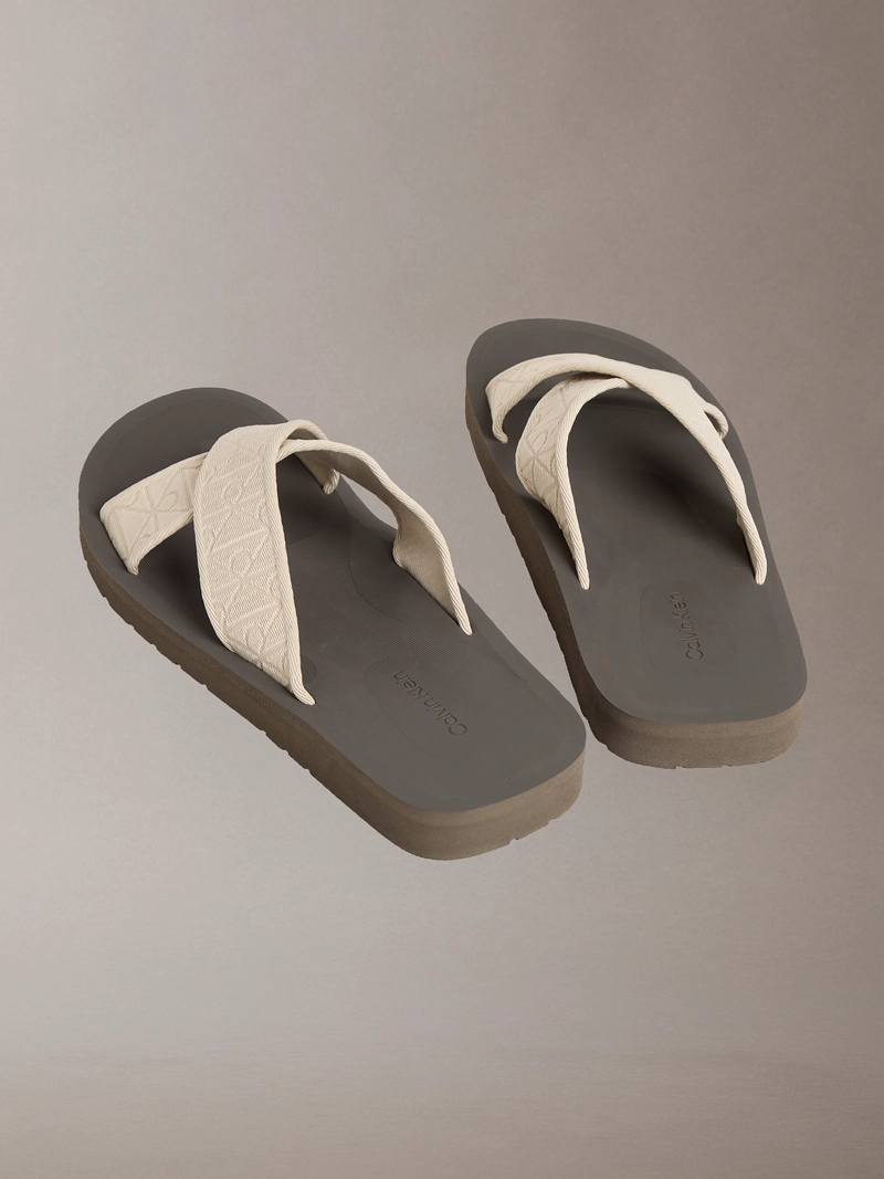 SANDALIAS DE TIRAS CRUZADAS CON ESTAMPADO DE EMBLEMA - 2