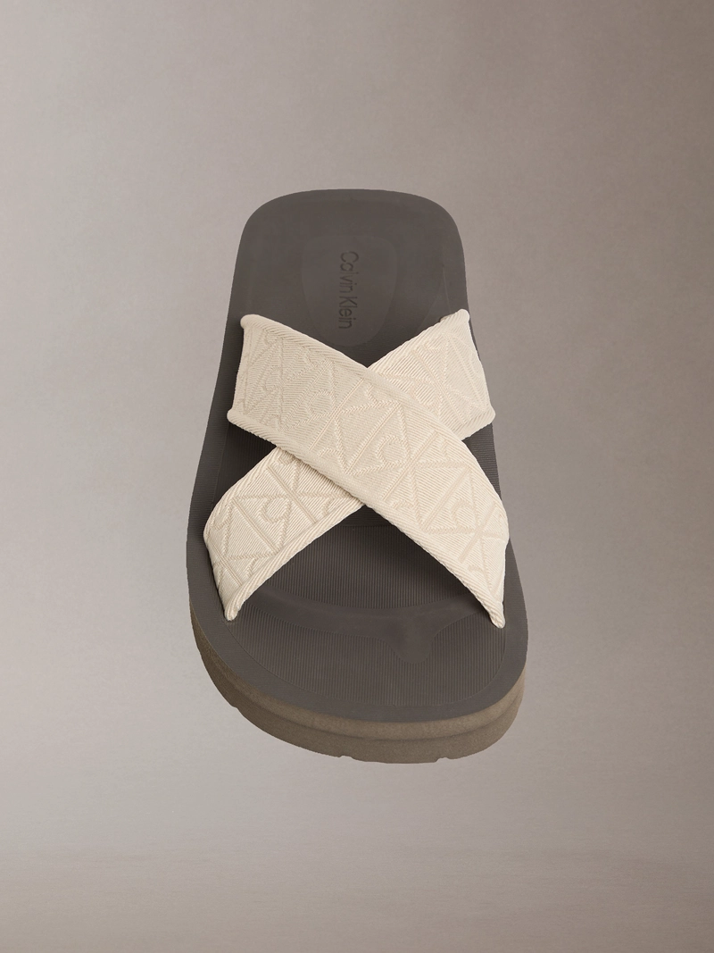 SANDALIAS DE TIRAS CRUZADAS CON ESTAMPADO DE EMBLEMA - 3