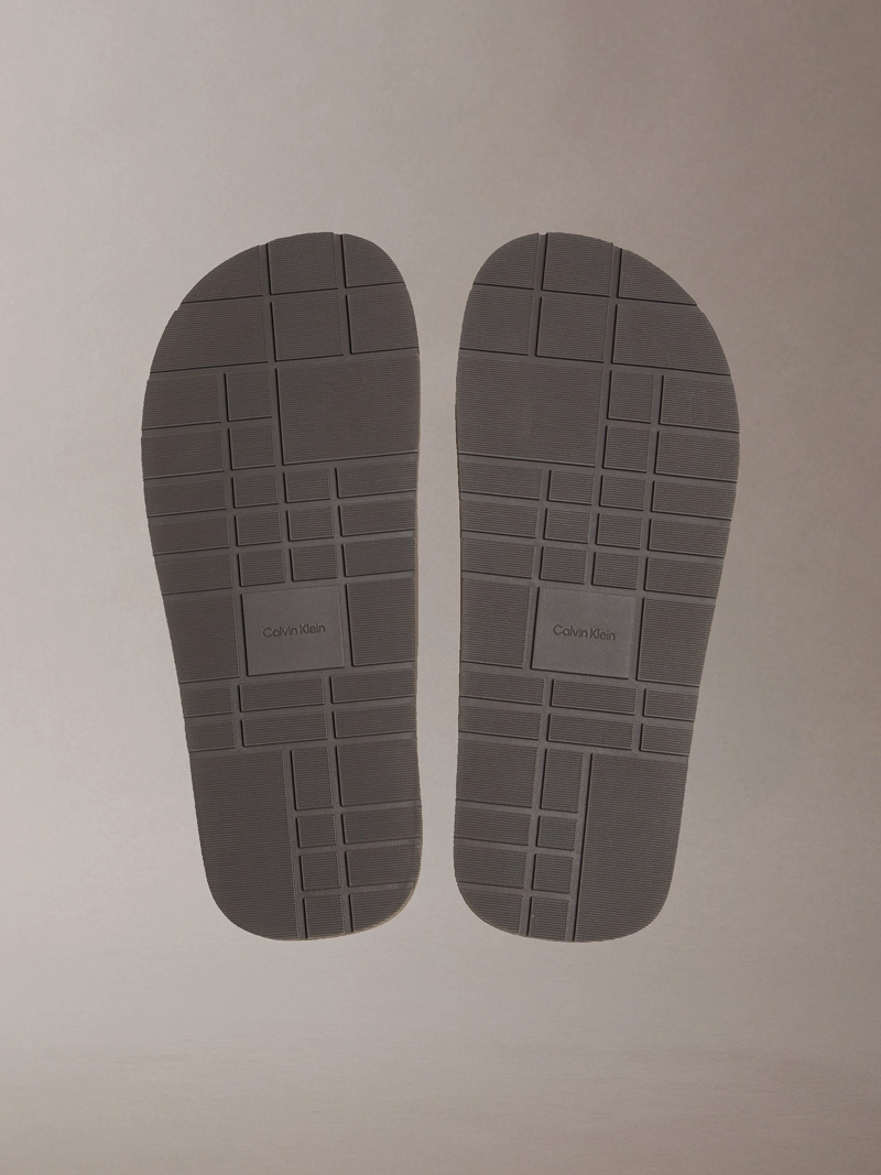 SANDALIAS DE TIRAS CRUZADAS CON ESTAMPADO DE EMBLEMA - 4