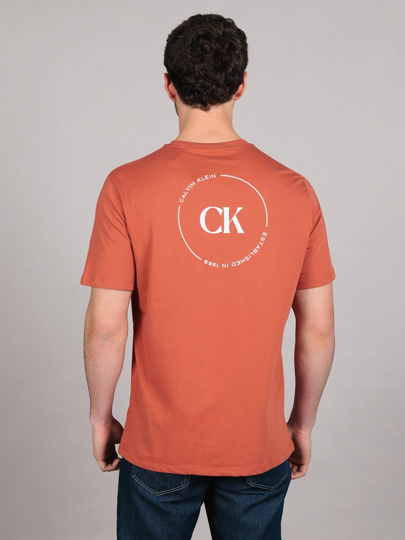 POLERA CON LOGO GRAFICO - 4