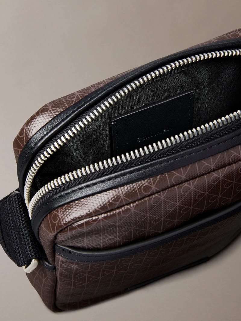 BOLSO REPORTER SLIM CON ESTAMPADO DE EMBLEMA - 3