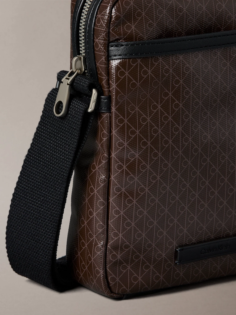 BOLSO REPORTER SLIM CON ESTAMPADO DE EMBLEMA - 4