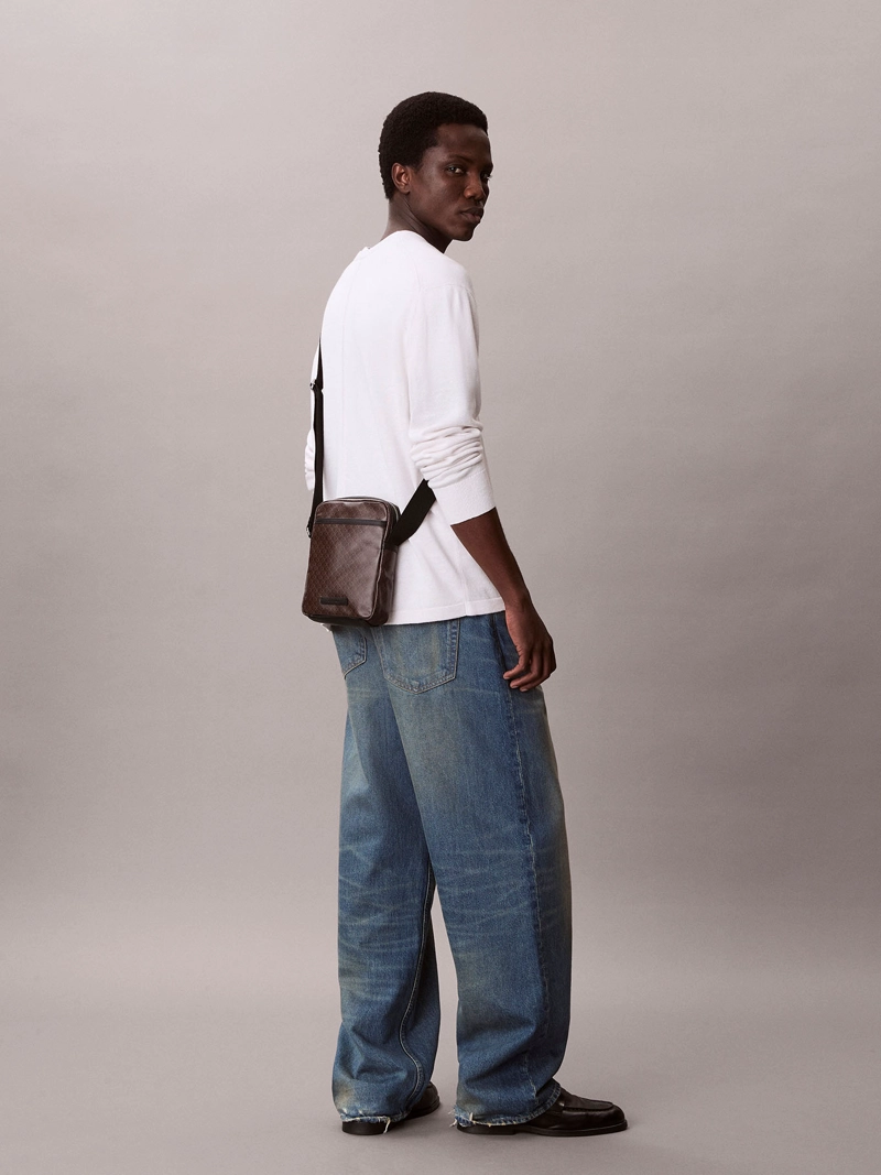 BOLSO REPORTER SLIM CON ESTAMPADO DE EMBLEMA - 5