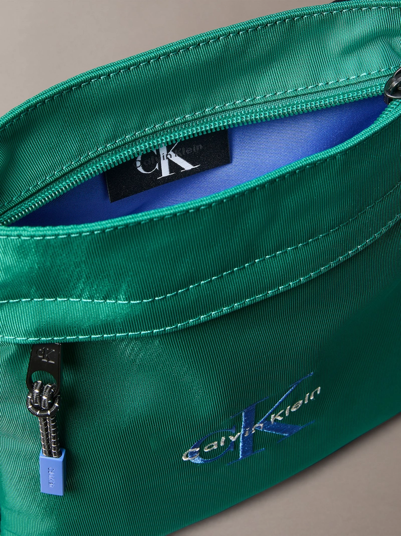 BOLSO PLANO DE NAILON CON MONOGRAMA - 3