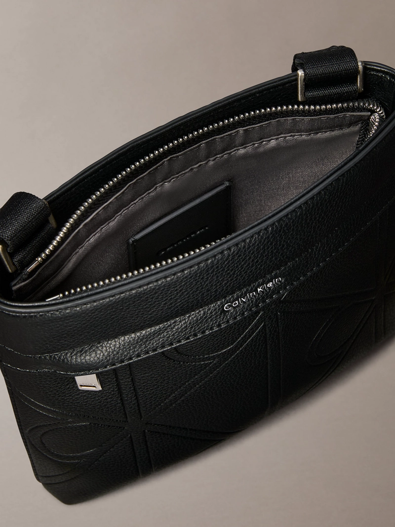 BOLSO PLANO SLIM CON ESTAMPADO DE EMBLEMA - 3