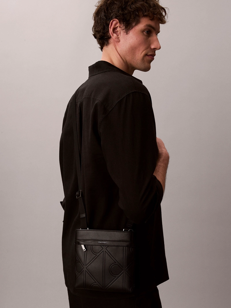 BOLSO PLANO SLIM CON ESTAMPADO DE EMBLEMA - 5