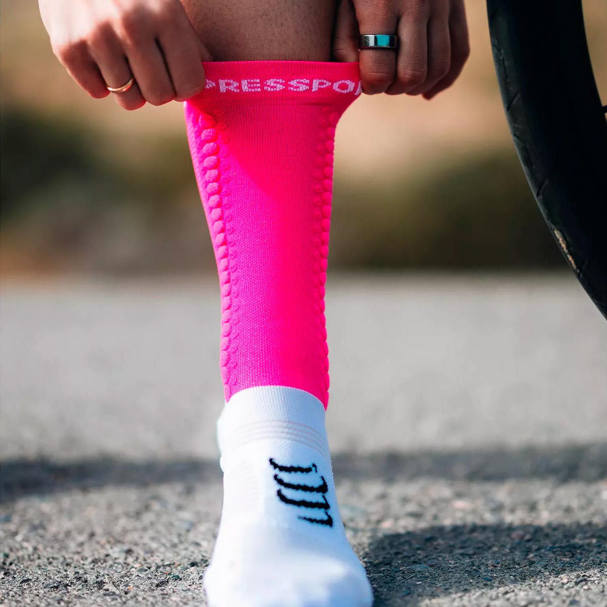 CALCETÍN UNISEX COMPRESSPORT OI24 C PRO RACING SOCKS V4.0 BIKE ROSADO - 3