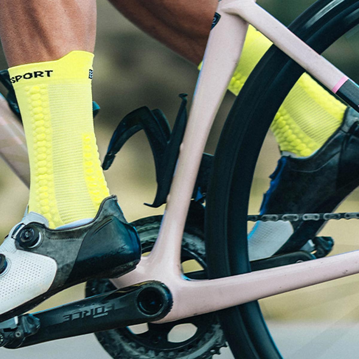 CALCETÍN UNISEX COMPRESSPORT OI24 C PRO RACING SOCKS V4.0 BIKE AMARILLO - 3
