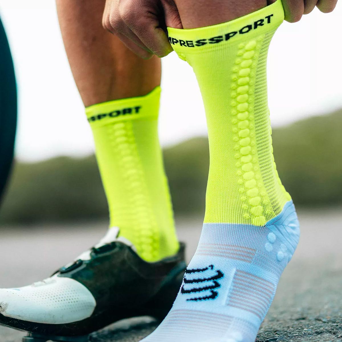 CALCETÍN UNISEX COMPRESSPORT OI24 C PRO RACING SOCKS V4.0 BIKE AMARILLO - 4