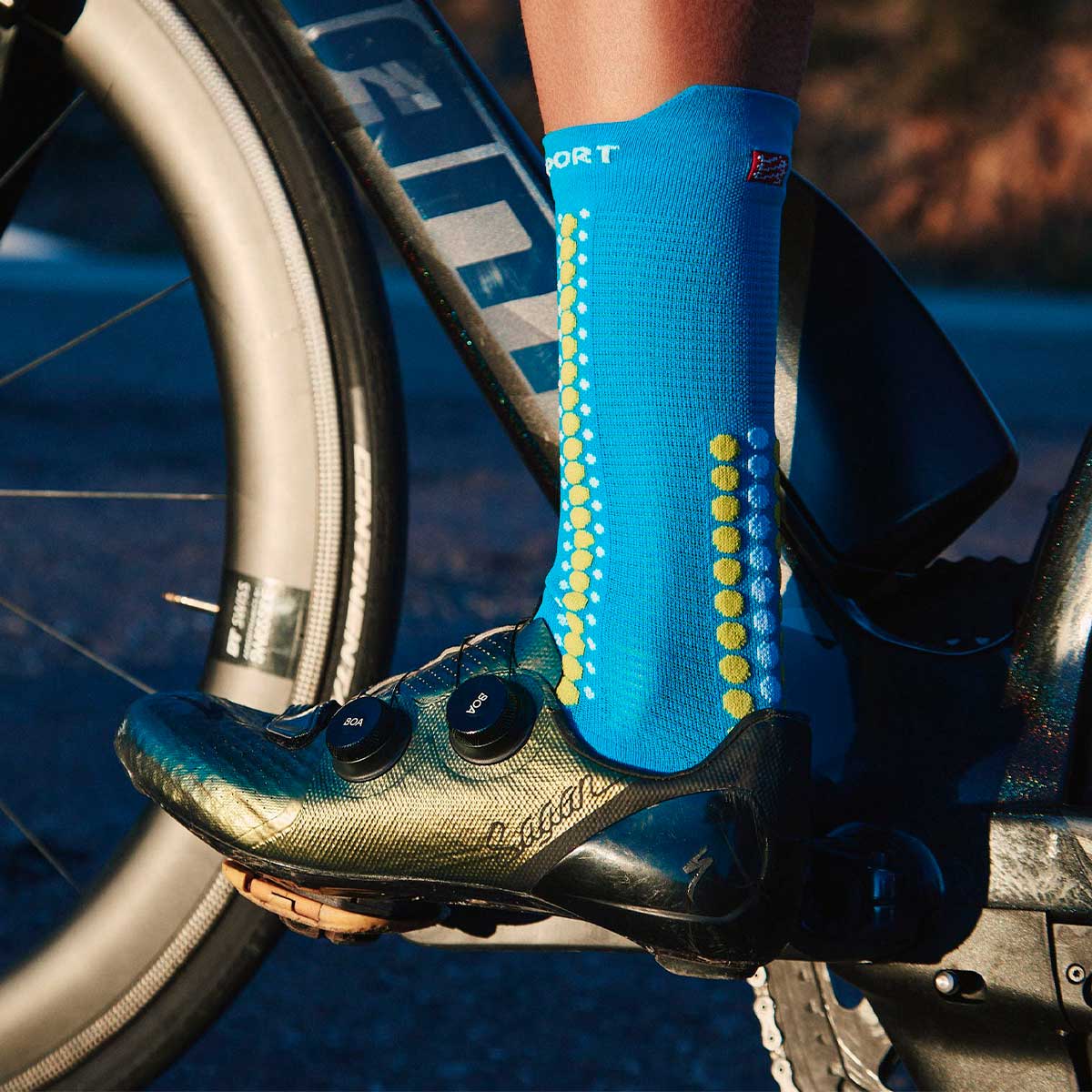 CALCETÍN UNISEX COMPRESSPORT PRO RACING V4.0 BIKE CELESTE - 2