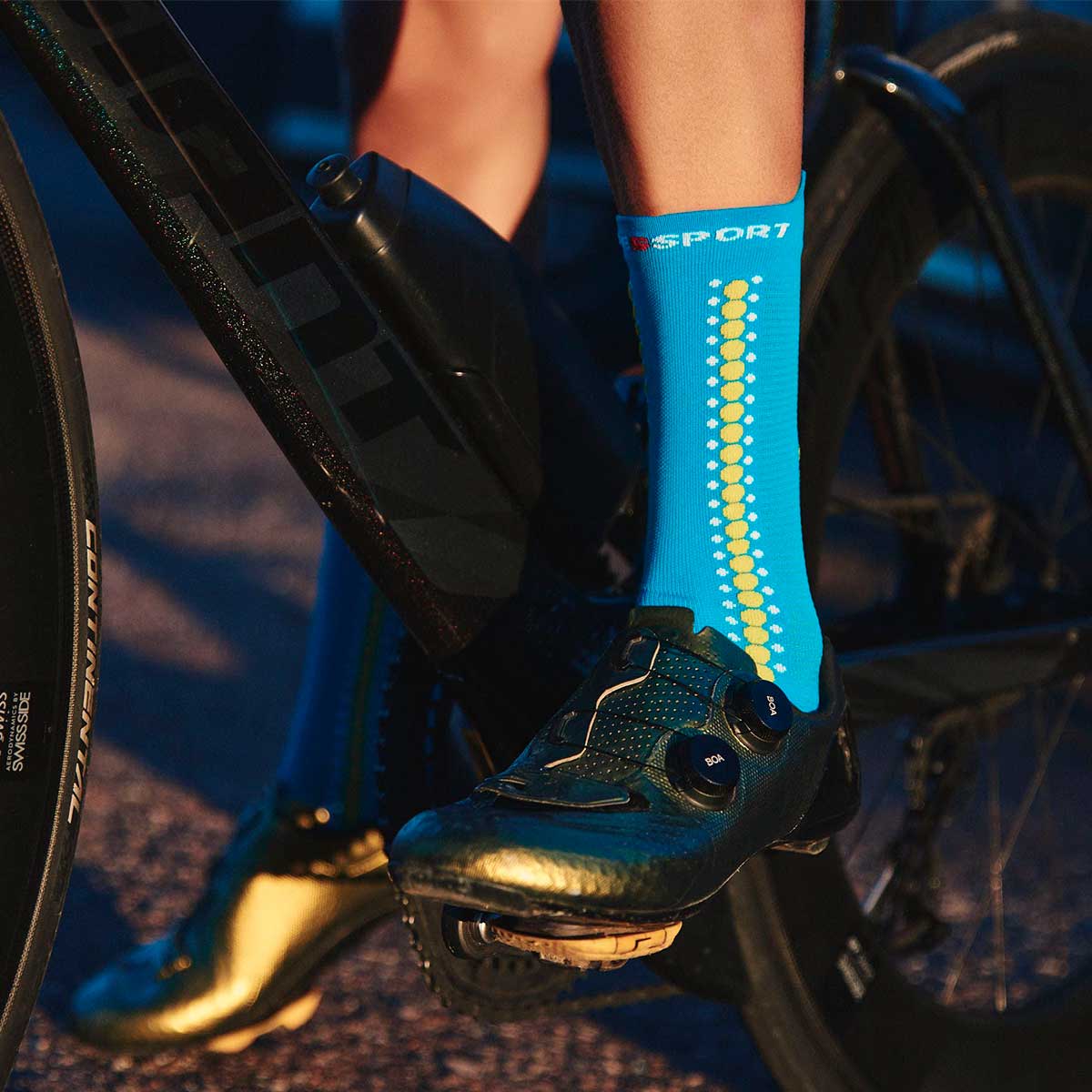 CALCETÍN UNISEX COMPRESSPORT PRO RACING V4.0 BIKE CELESTE - 3