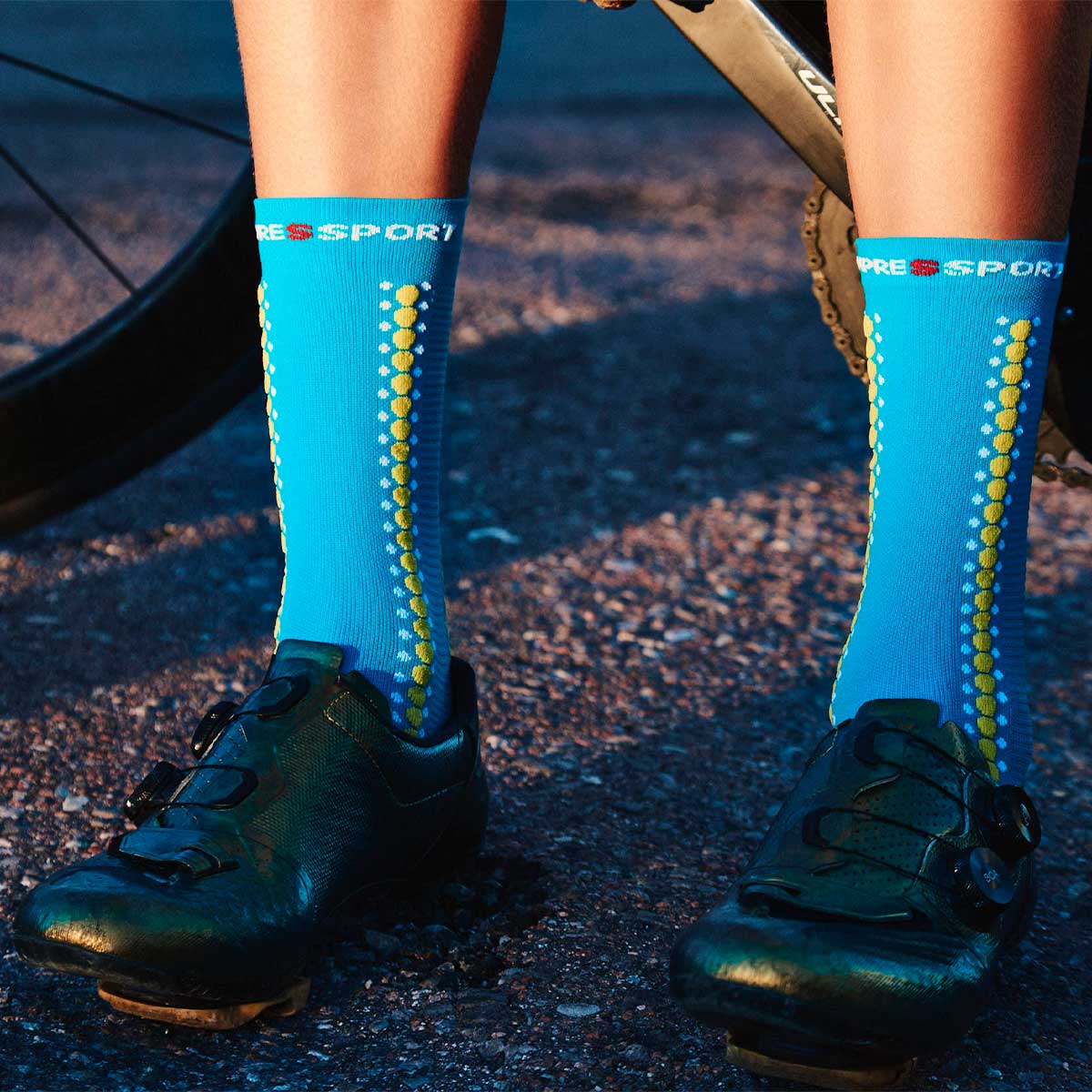 CALCETÍN UNISEX COMPRESSPORT PRO RACING V4.0 BIKE CELESTE - 4