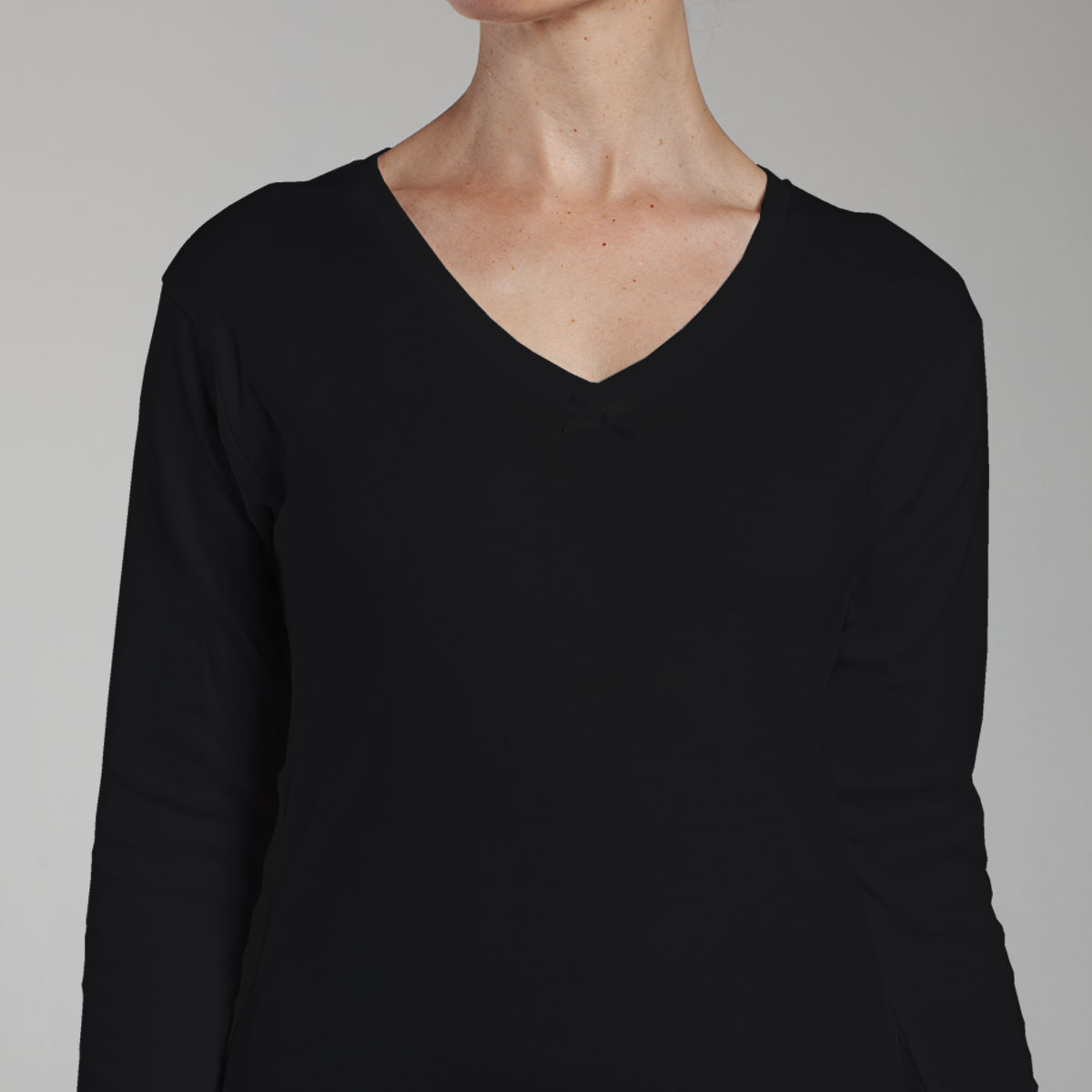 CAMISETA CUELLO V MANGA LARGA EN COLOR NEGRO MONARCH - 1