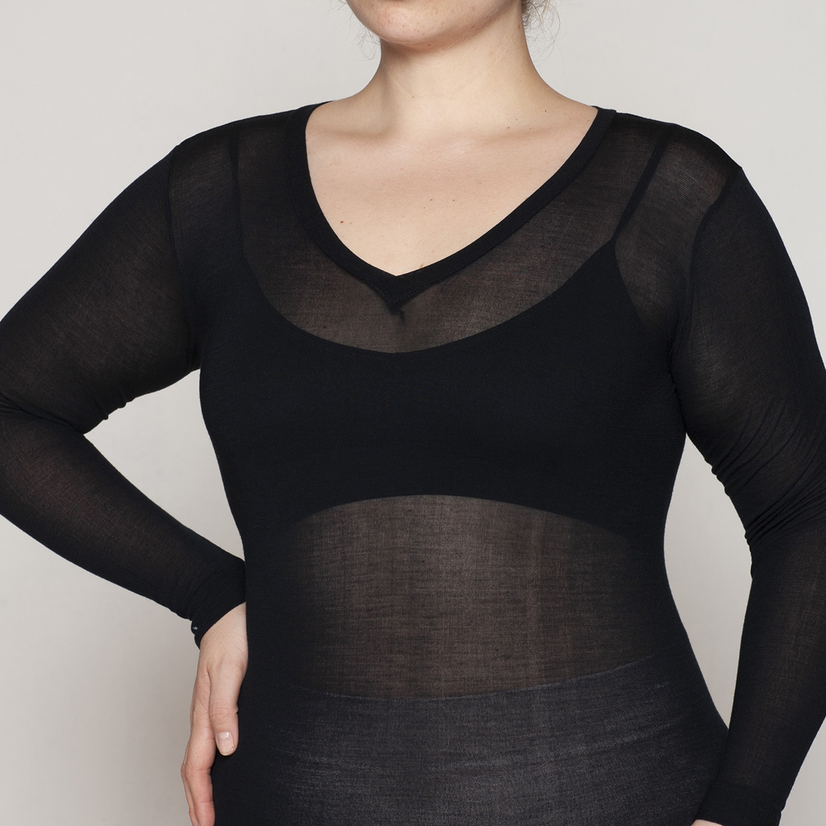 POLERA SKIN TOP ESCOTE V EN COLOR NEGRO LASST - 5
