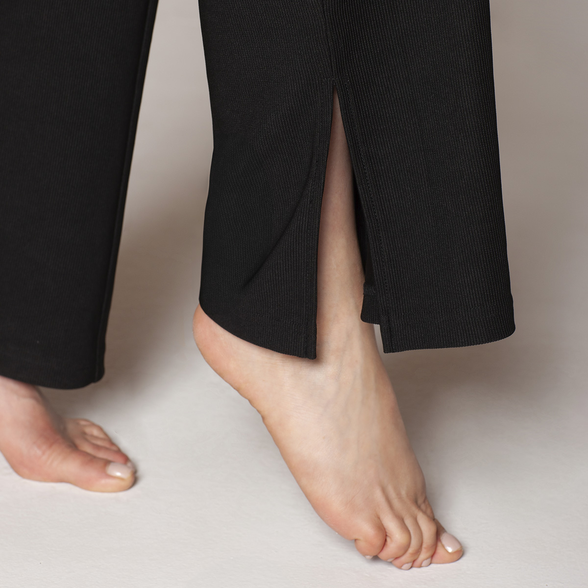 LEGGINGS ACANALADA EN COLOR NEGRO LASST - 3