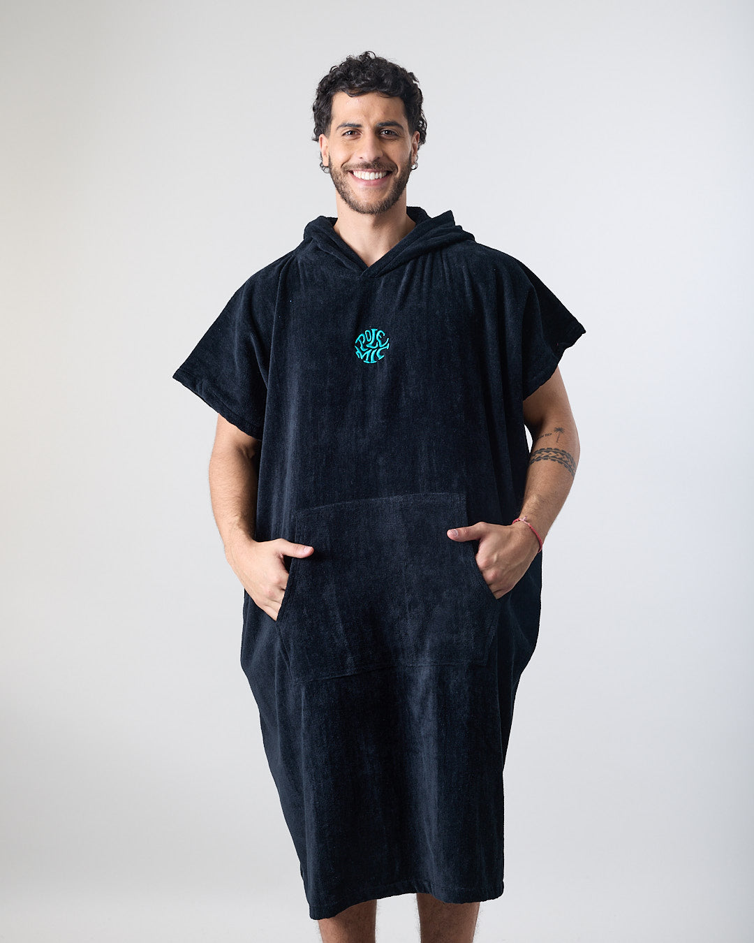 TOALLA PONCHO ADULTO DE PLAYA SURF NEGRO POLEMIC - 1