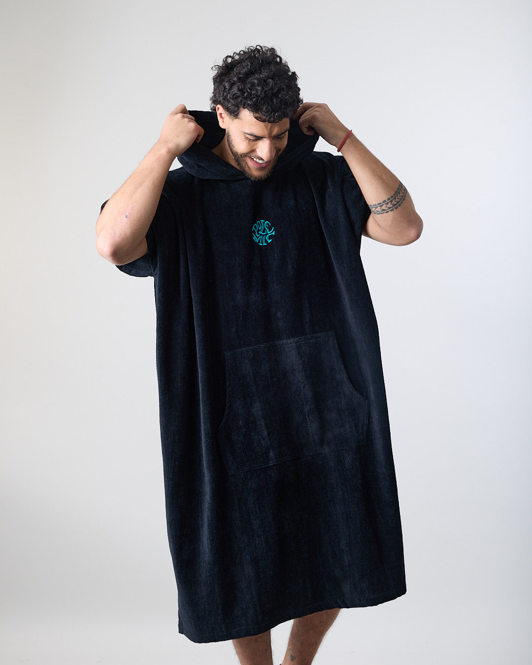 TOALLA PONCHO ADULTO DE PLAYA SURF NEGRO POLEMIC - 2