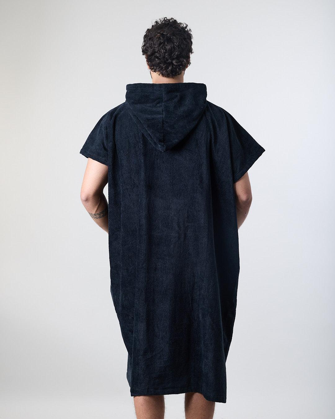 TOALLA PONCHO ADULTO DE PLAYA SURF NEGRO POLEMIC - 3