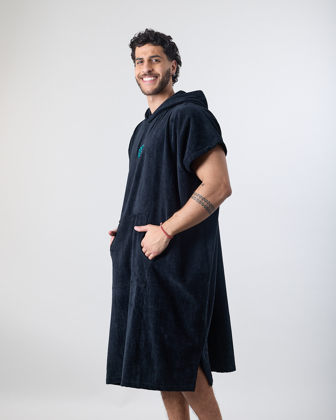 TOALLA PONCHO ADULTO DE PLAYA SURF NEGRO POLEMIC - 4
