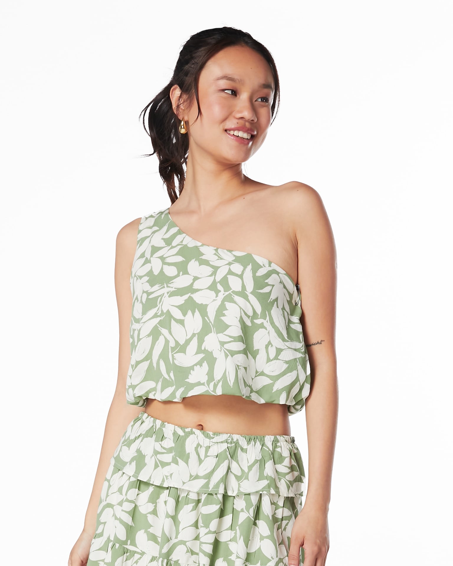 BLUSA AMIR CROP GLOBO ESCOTE ASIMETRICO - 2