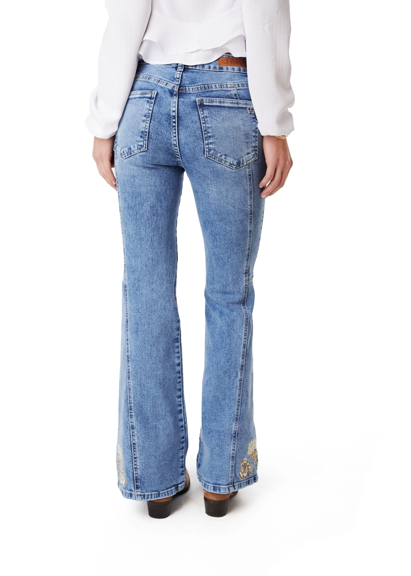 JEANS CURVI FLARE CORTES Y BORDADO AZUL EFESIS - 4