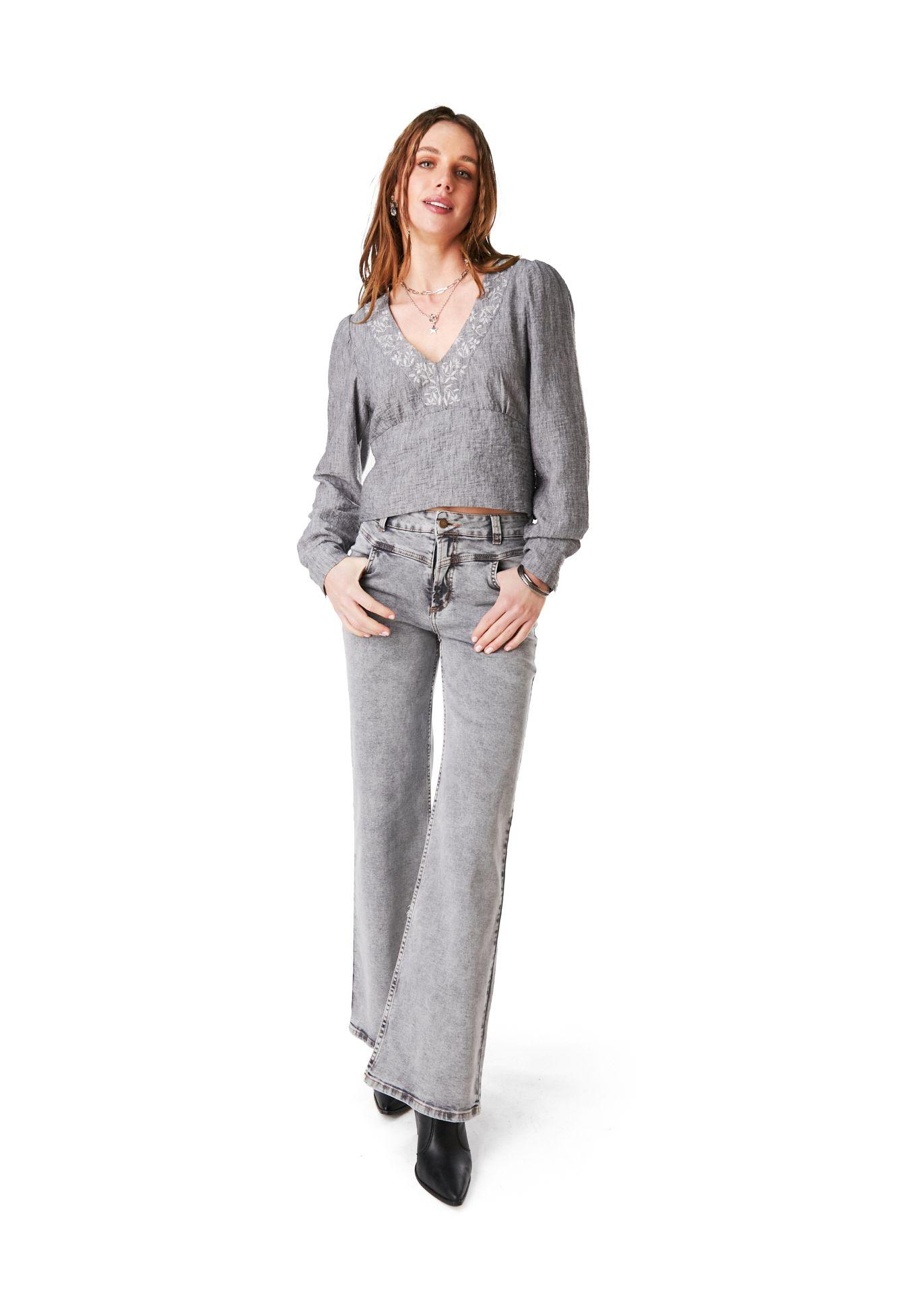 BLUSA KENIA REGULAR BORDADO ESCOTE GRIS EFESIS - 1