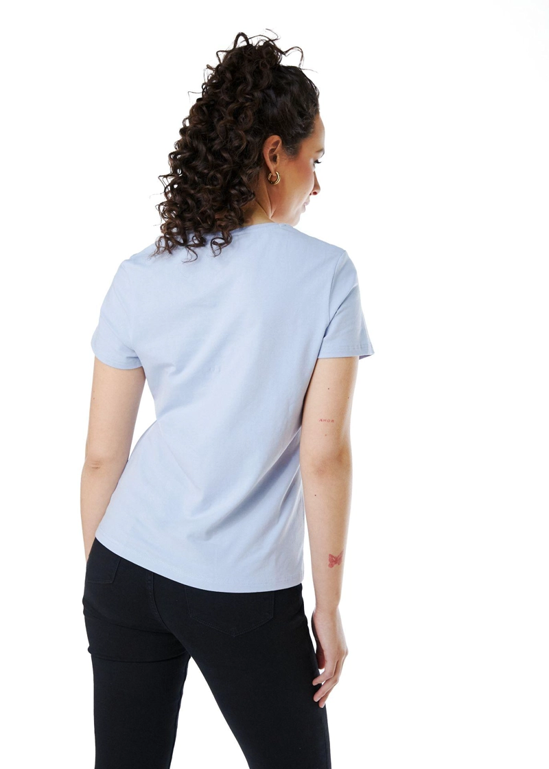 POLERA ANNIE REGULAR ESTAMPADO Y BORDADO CELESTE EFESIS - 5