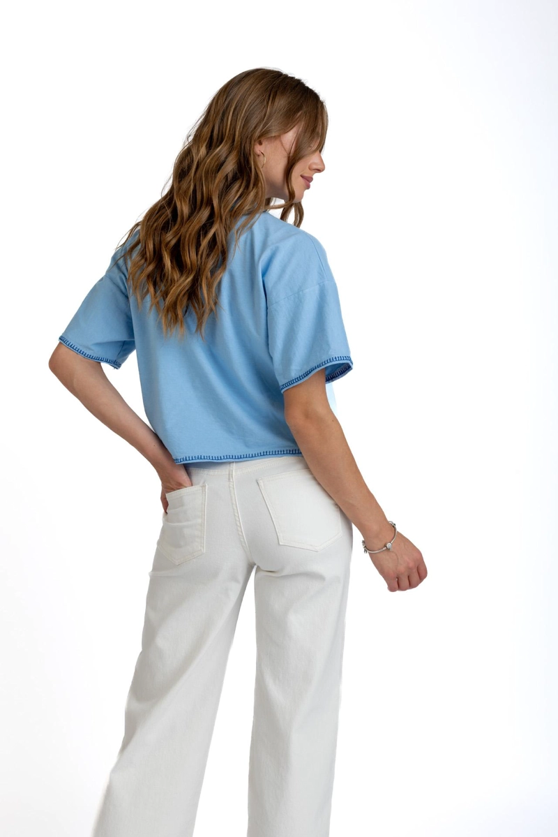 POLERA BIANCHI CROP OVERSIZE C/ BORDADO CELESTE EFESIS - 4