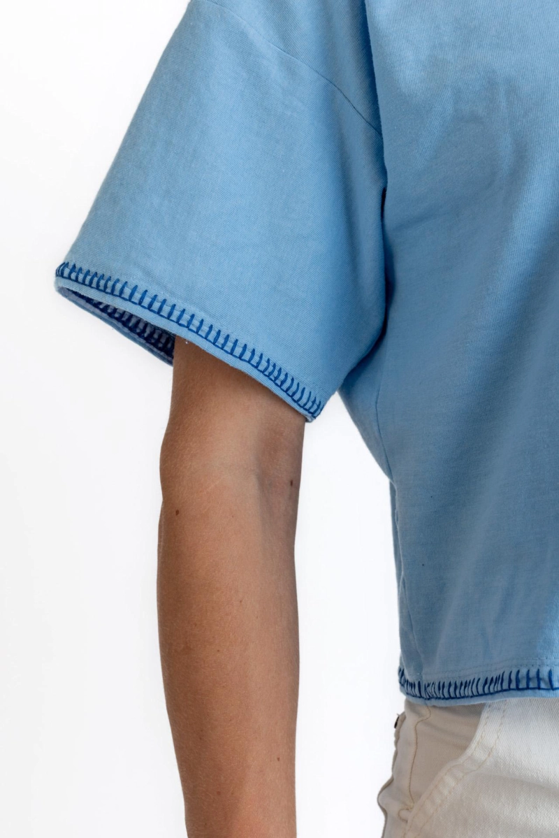 POLERA BIANCHI CROP OVERSIZE C/ BORDADO CELESTE EFESIS - 5