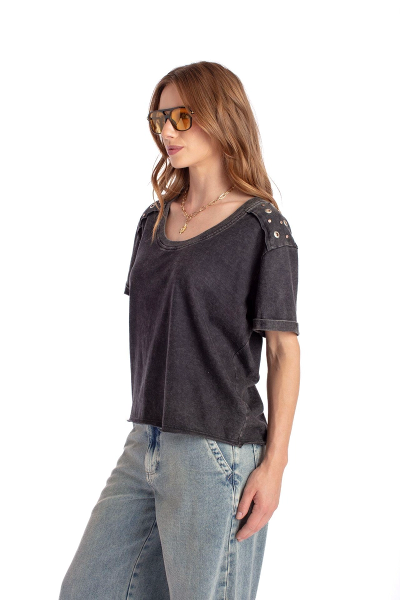 POLERA AMELI REGULAR GRAVILLADA OJETILLOS EN HOMBROS GRIS EFESIS - 3