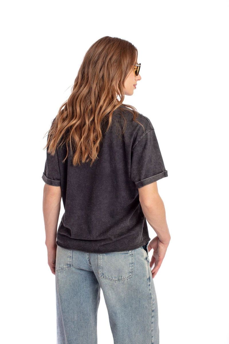 POLERA AMELI REGULAR GRAVILLADA OJETILLOS EN HOMBROS GRIS EFESIS - 4