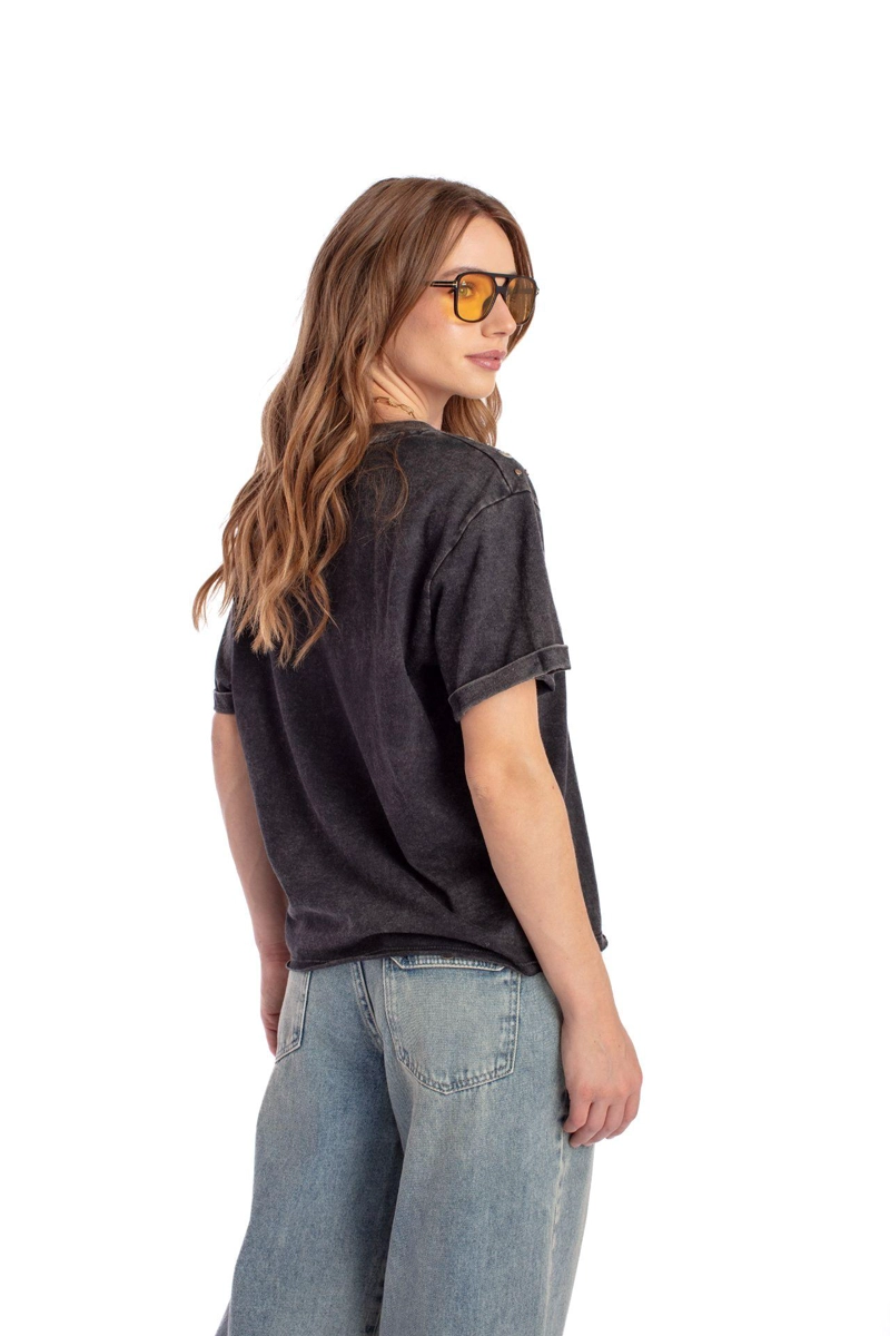 POLERA AMELI REGULAR GRAVILLADA OJETILLOS EN HOMBROS GRIS EFESIS - 5