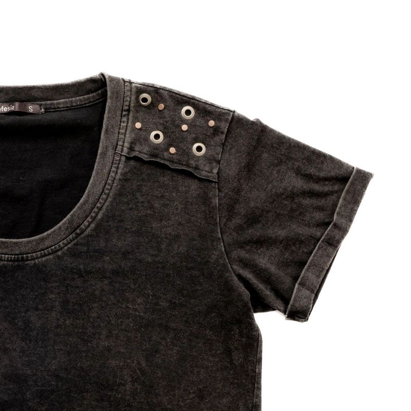 POLERA AMELI REGULAR GRAVILLADA OJETILLOS EN HOMBROS GRIS EFESIS - 8