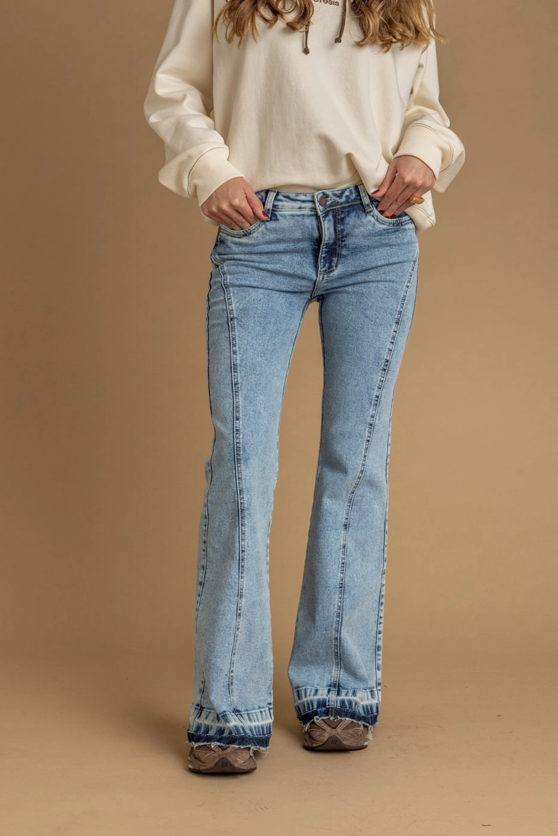 JEANS EMILIA FLARE CORTE CURVO Y BASTA DESCOSIDA AZUL EFESIS - 2