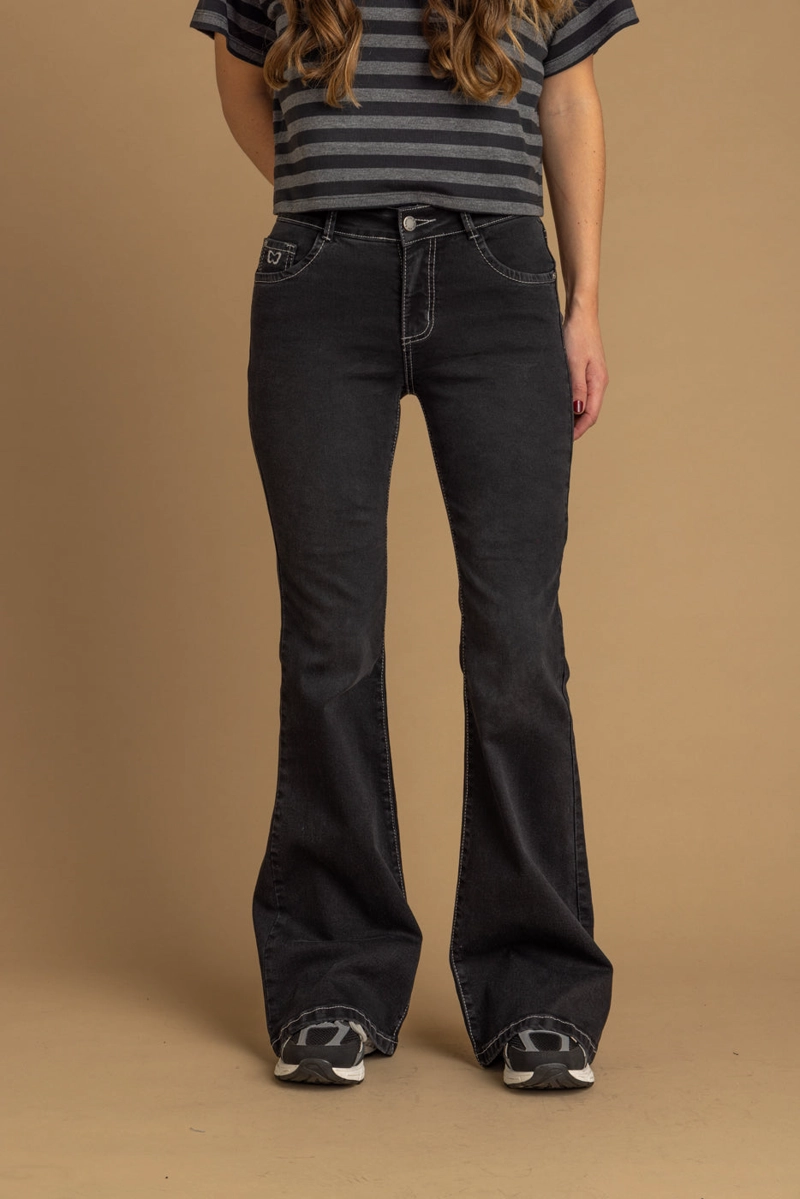 JEANS WINGS BLACK FLARE BORDADO ALAS BOLSILLO TRASERO EFESIS - 2