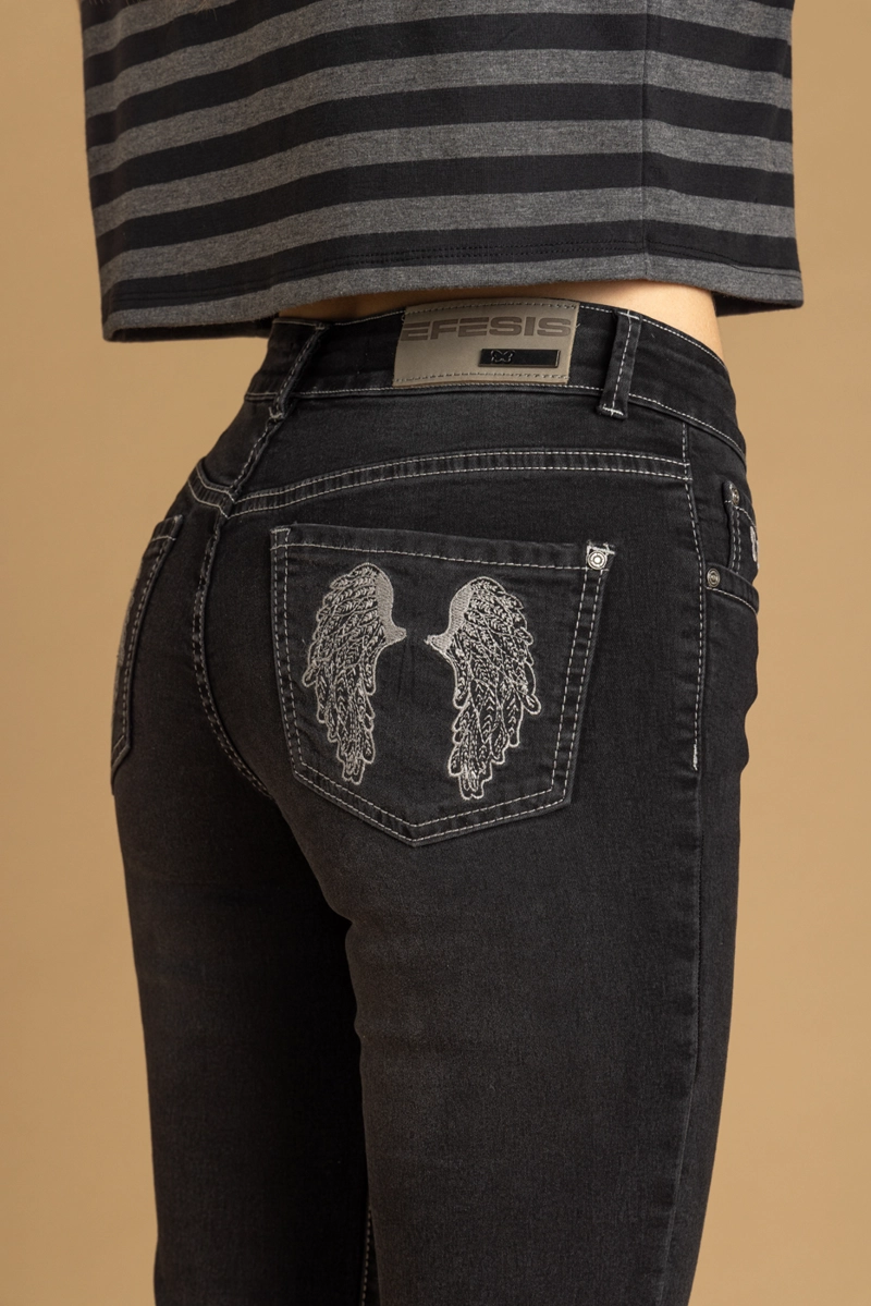 JEANS WINGS BLACK FLARE BORDADO ALAS BOLSILLO TRASERO EFESIS - 4
