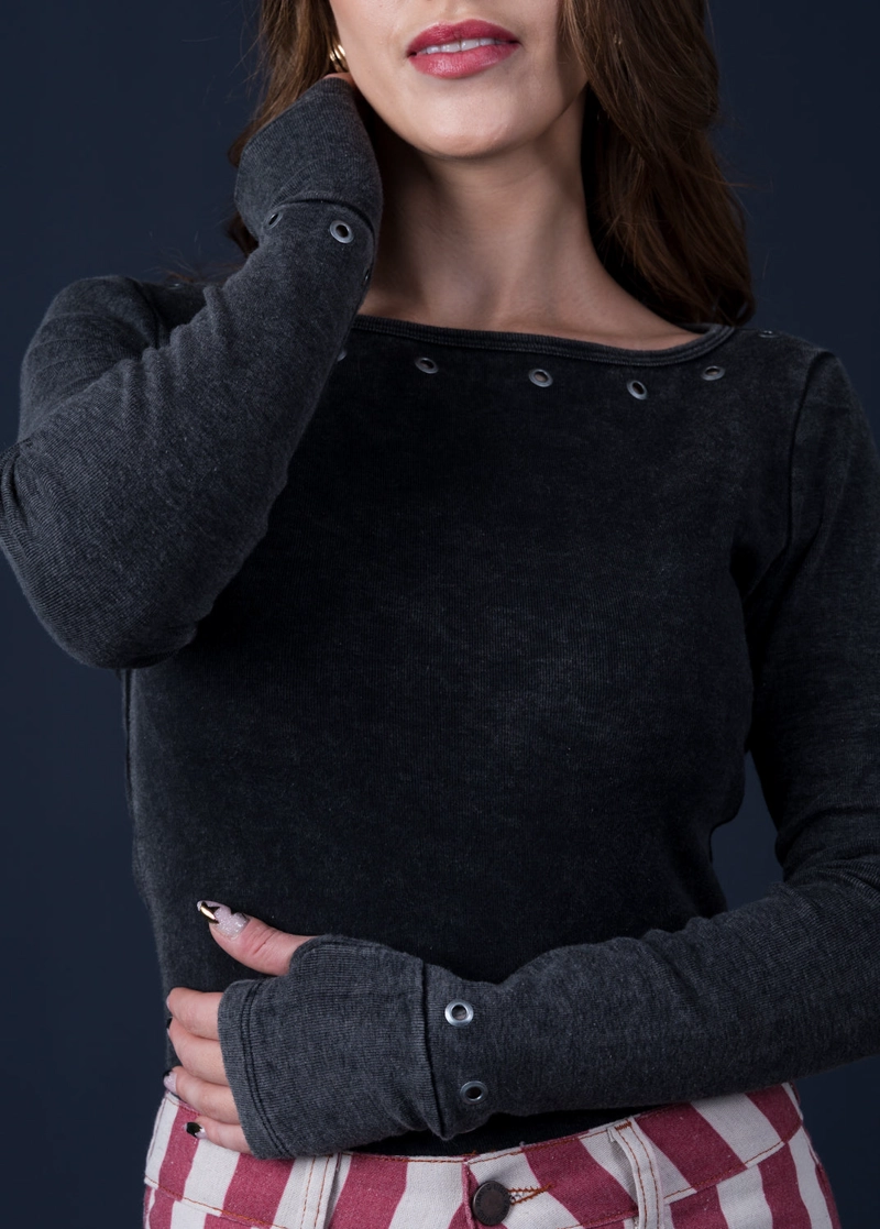 POLERA MARIE REGULAR GRAVILLADA Y OJETILLOS NEGRO EFESIS - 3