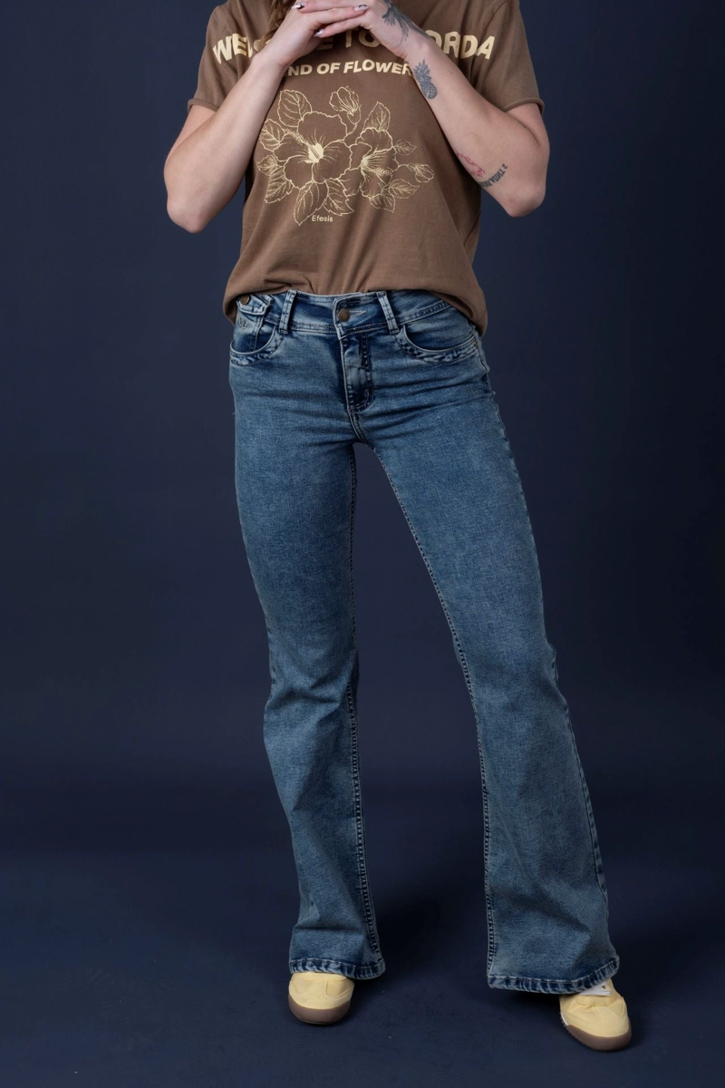 JEANS LUCAS FLARE SOBRETEÑIDO Y BORDADO ENCAJE AZUL EFESIS - 2