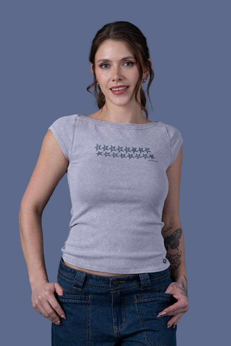 POLERA ISA REGULAR CUELLO BARCO GRAVILLADA GRIS CLARO EFESIS - 2