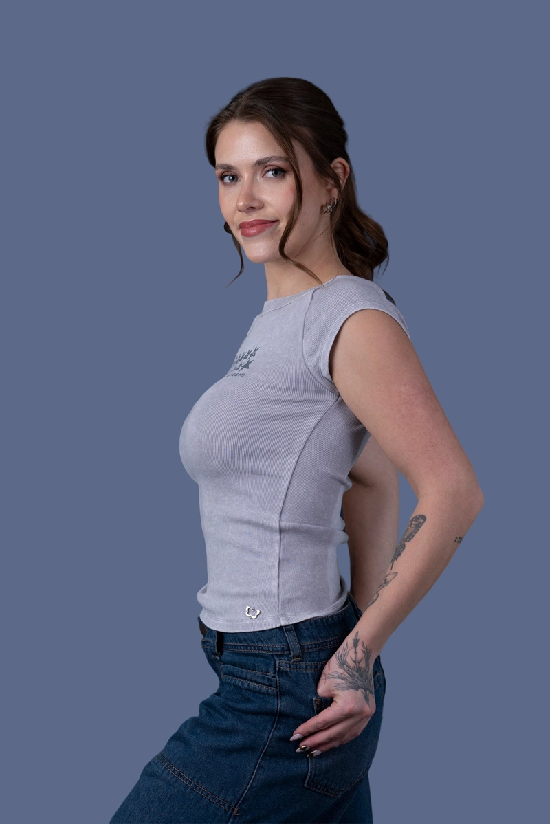 POLERA ISA REGULAR CUELLO BARCO GRAVILLADA GRIS CLARO EFESIS - 3