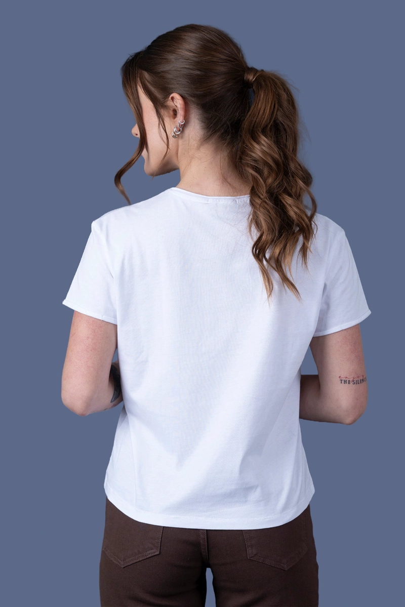 POLERA OLIVIA REGULAR ESTAMPADO Y TACHAS BLANCA EFESIS - 4